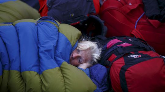 Holandská turistka čaká na odlet v spacom vaku...