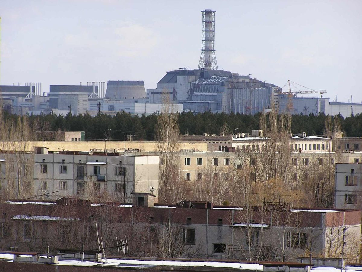 Pohľad na černobyľskú jadrovú elektráreň a...