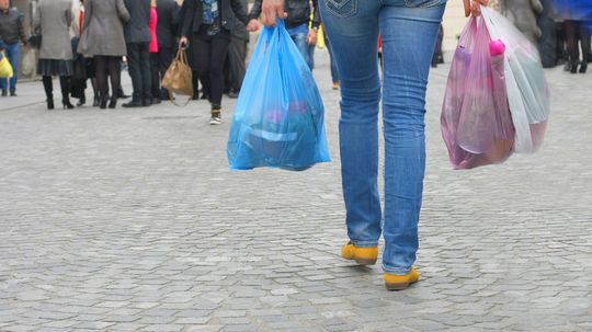 Prvá krajina na svete zakázala v supermarketoch plastové vrecká na ovocie a zeleninu