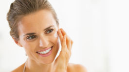 Ste lenivá na večerné odlíčenie? 3 spôsoby, ako tento rituál urýchlite