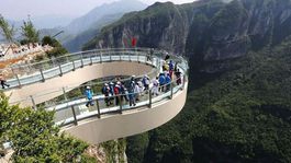 Čína otvorila nad roklinou najdlhší sklenený vyhliadkový mostík