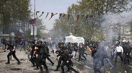 Výbuch na mítingu v Turecku spôsobila nastražená bomba