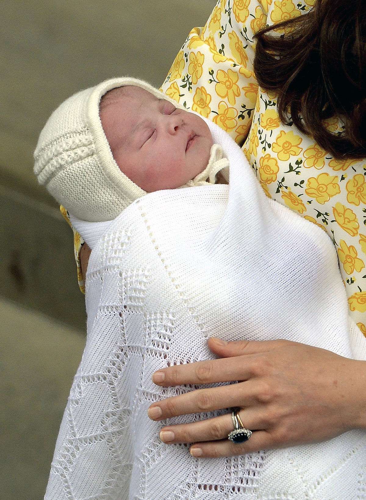 Novonarodená britská princezná v náručí svojej...