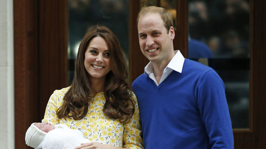 Princ William a vojvodkyňa Catherine v náručí s...