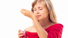 Chcete voňať čo najdlhšie? Parfum treba naniesť na...