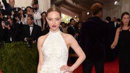 Amanda Seyfried v kreácii Givenchy Couture.