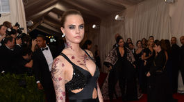 Cara Delevingne prišla v nohavicovom overale Stella McCartney.