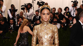Courtney Eaton v kreácii Dolce & Gabbana. 