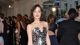 Dakota Johnson z Päťdesiat odtieňov sivej bola oblečená do značky Chanel.