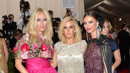 Dizajnérky Keren Craig (vľavo) a Georgina Chapman (vpravo) z ateliéru Marchesa so speváčkou Ellie Goulding.