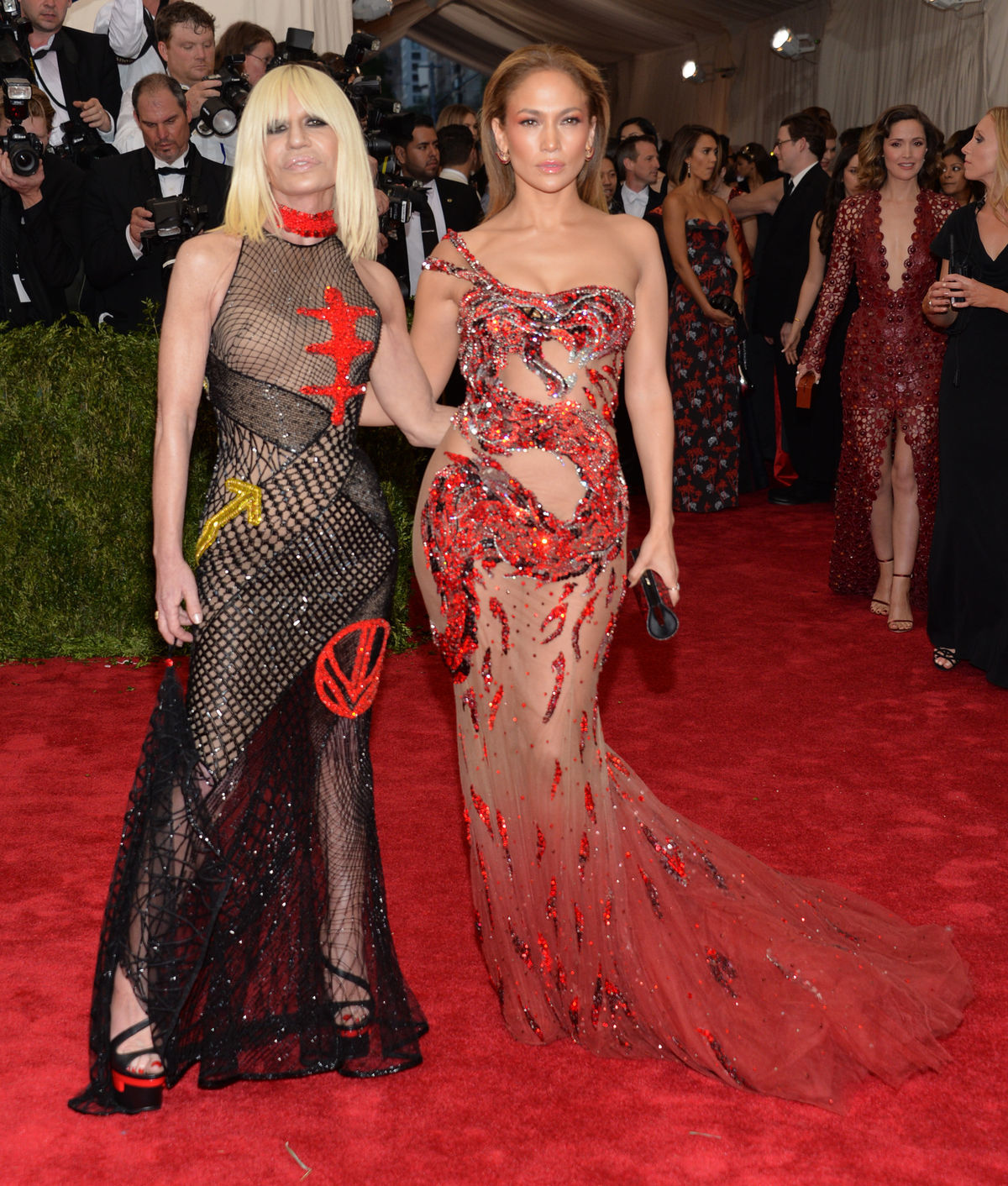 Donatella Versace (vľavo) a speváčka Jennifer...