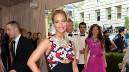 Herečka a spoluhostiteľka akcie Jennifer Lawrence v róbe Dior.