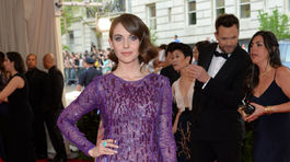 Herečka Alison Brie v kreácii Dolce & Gabbana.