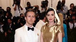 Herečka Anne Hathaway a jej manžel Adam Schulman.