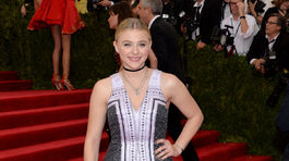 Herečka Chloe Moretz v šatách značky Coach.