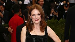 Herečka Julianne Moore v kreácii Givenchy.