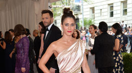 Herečka Lizzy Caplan mala na sebe róbu Donna Karan Atelier.
