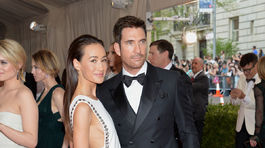 Herečka Maggie Q v kreácii Tory Burch so snúbencom Dylanom Dermotom.