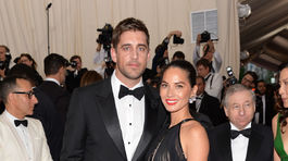 Herečka Olivia Munn v šatách J. Mendel a jej priateľ Aaron Dodgers.