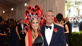 Herečka Sarah Jessica Parker prišla v sprievode moderátora Andyho Cohena.