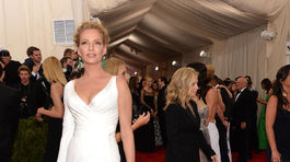 Herečka Uma Thurman v kreácii Atelier Versace.