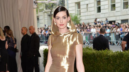 Herečku Anne Hathaway obliekol módny dom Ralph Lauren.