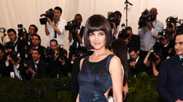 Katie Holmes v šatách Zac Posen (na foto aj s dizajnérom).