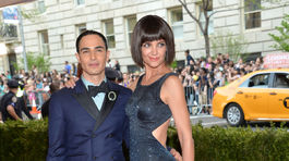 Katie Holmes v šatách Zac Posen (na foto aj s dizajnérom).