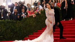 Kim Kardashian odpremiérovala prvú kreáciu dizajnéra Petra Dundasa pre módny dom Roberto Cavalli.