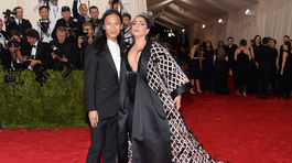 Lady Gaga bola neprehliadnuteľná v kreácii Balenciaga od dizajnéra Alexandra Wanga.