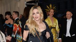 Madonna sa objavila v kreácii Moschino od Jeremyho Scotta. 