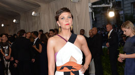 Maggie Gyllenhaal prišla v kreácii Roland Mouret.