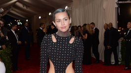 Miley Cyrus v šatách od svojho milovaného dizajnéra Alexandra Wanga.