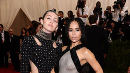 Miley Cyrus (vľavo) a Zoe Kravitz