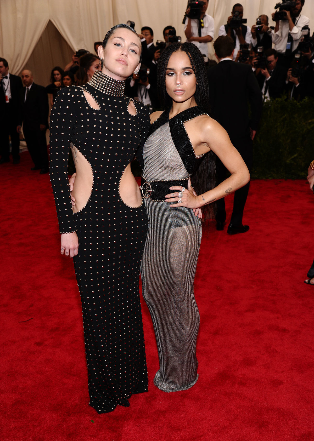 Miley Cyrus (vľavo) a Zoe Kravitz v šatách od...