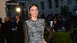 Miranda Kerr a jej minišaty z dielne Louis Vuitton.