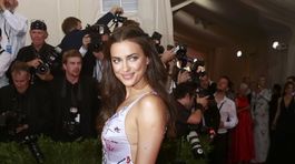 Modelka Irina Shayk v kreácii Atelier Versace.