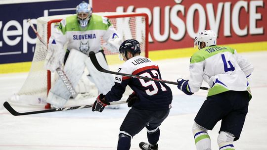 Patrik Lušňák sa rúti na brankára Roberta...