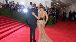Raper Jay-Z a jeho manželka Beyonce pózujú fotografom.