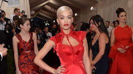 Rita Ora sa objavila v šatách od Toma Forda.