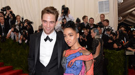 Robert Pattinson a jeho priateľka FKA Twigs prišli ako vyslanci dizajnérskej dielne Christopher Kane.