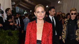 Sienna Miller prišla v trblietavom smokingu Thakoon.