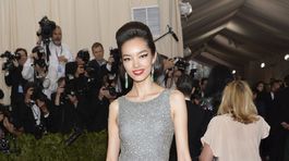 Topmodelka Fei Fei Sun v kreácii od Michaela Korsa.