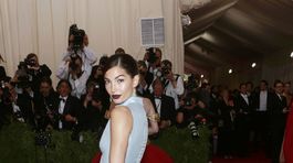 Topmodelka Lily Aldridge v kreácii Caroline Herrera.