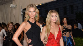 Topmodelky Karlie Kloss (vľavo) a Gigi Hadid.