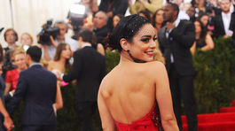 Vanessa Hudgens mala šaty z dielne švédskej značky H&M.Institute Benefit Gala