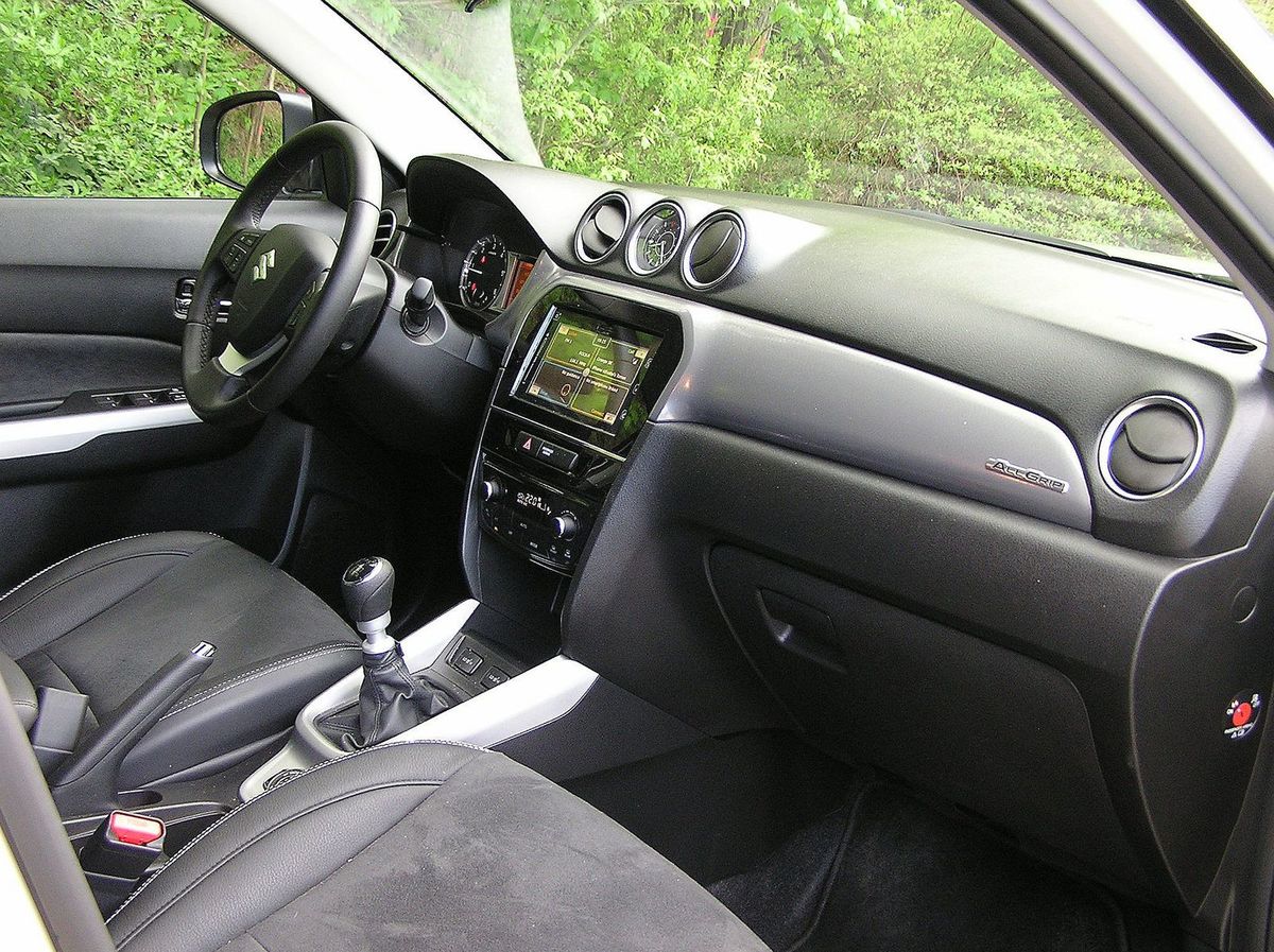 Na predných sedadlách je Vitara štedrá v...
