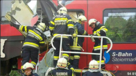 V Rakúsku sa čelne zrazili osobné vlaky, rušňovodič je mŕtvy