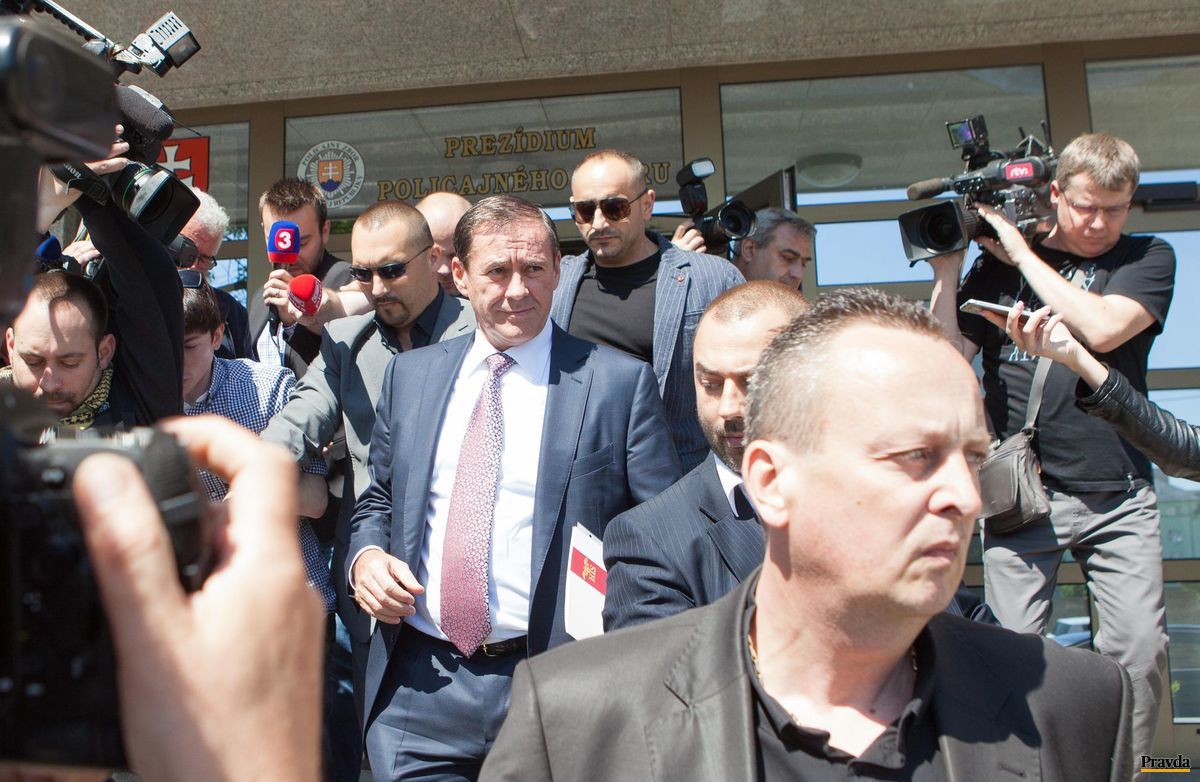 Juraj Široký opúšťal budovu polície v sprievode...