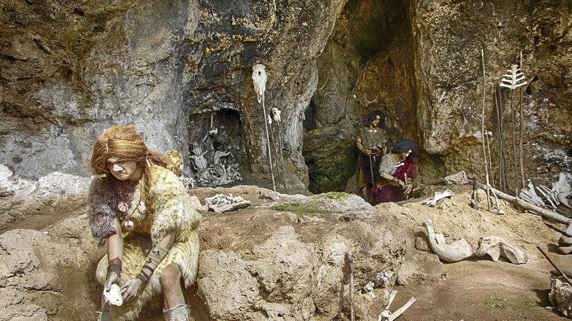 Skupina neandertálcov pri Prepoštskej jaskyni.